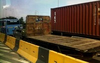 Banyaknya antrean kendaraan membuat laju kendaraan terhenti dan cenderung tak bergerak. (Hendrajana/Pembaca).