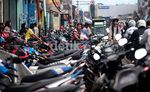 Korban Banjir Parkir Motor di Pinggir Jalan