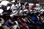 Korban Banjir Parkir Motor di Pinggir Jalan
