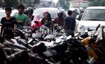 Korban Banjir Parkir Motor di Pinggir Jalan