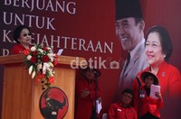 Berkaca mata hitam, Ketum PDIP Megawati Soekarnoputri menjelaskan alasan memilih waduk berpemandangan bukit hijau itu sebagai tempat perayaan HUT PDIP.
