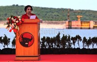 Dengan latar belakang waduk Jatiluhur, Mega menyampaikan pidato politiknya.
