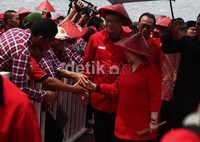 Saat tiba di lokasi acara, Mega disambut pendukungnya yang memakai baju kotak-kotak.