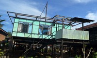 Atap rumah terbang dibawa angin entah kemana. (Haeruddin).