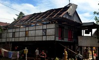 Atap rumah warga rusak disapu puting beliung. (Haeruddin).