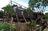 Beberapa warga memperbaiki atap rumahnya. (Haeruddin).