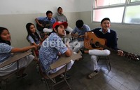 Siswa siswi SMA Negri 3 Rintisan Sekolah Bertaraf Internasional melakukan aktivitas di sekolahnya, Setia Budi, Jakarta Selatan, Kamis (10/13).