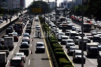 Lalu lintas yang mengarah ke Tomang maupun sebaliknya macet panjang. Ramses/detikFoto.