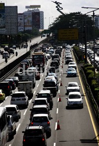 Jalur yang mengarah ke Tomang terpaksa dibuat dua jalur untuk mengurangi kemacetan. Ramses/detikFoto.