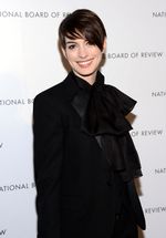 Gaya Maskulin Tapi Feminin Anne Hathaway