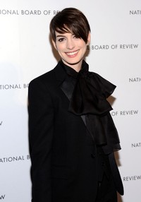 Ia mengenakan tuxedo rancangan Saint Laurent. Stephen Lovekin/Getty Images.