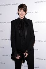 Gaya Maskulin Tapi Feminin Anne Hathaway