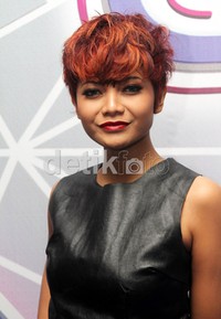 'Citra sempet berganti-ganti warna rambut berkali-kali untuk manggung. Rambut Citra jadi benar-benar rusak. Akhirnya Citra memangkas rambut citra sependek ini,' terangnya. Gusmun/detikHOT.