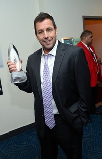 Komedian Adam Sandler tentunya tak pernah gagal menjadi Favorite Comedic Actor. Jason Kempin/Getty Images for PCA.
