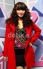 Zaskia Gotik Bergaya ala Shakira