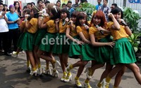 Cherrybelle tampil kompak dengan atasan kuning, rok hijau, dan sepatu putih. Gusmun/detikHOT.