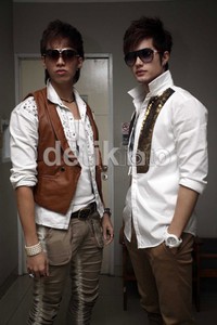 HITZ yang pada awalnya terbentuk dengan format trio, kini tinggal berdua dan memilih untuk mengusung duo.