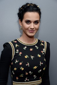 Ia tampak ayu mengenakan gaun hitam dengan rambut ditata rapi. Jason Kempin/Getty Images for PCA.