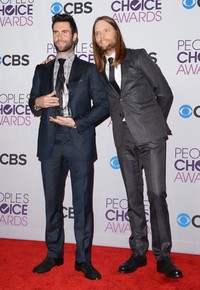 Adam Levine dan James Valentine mewakili Maroon 5 sukses mengantongi penghargaan sebagai Favorite Band. Jason Merritt/Getty Images.