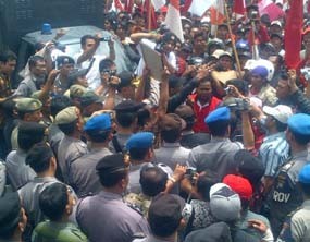 Ribuan Orang Kepung Kejari dan Pemkab Blitar