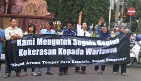 Teman-teman Wartawati Malang Post yang Diteror Turun Jalan