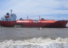 Kapal Tanker Milik Pertamina Kandas dan 20 ABK Tertahan