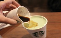 Saat memesan Green Tea Latte with Espresso, Anda akan dapat satu gelas green tea latte dan satu shot espresso untuk dicampur. Dua bahan ini ternyata membuat satu rasa minuman yang kuat, unik tetapi tetap nikmat.