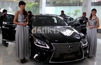 Model berpose dengan Lexus LS Series. Di Indonesia, Lexus LS 460L dibanderol Rp 2,3 miliar dan LS 600 hL (hybrid) Rp 2,920 miliar.