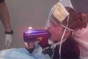 Nyangkut di Mulut Botol, Lidah Anak Ini Tak Mau Lepas