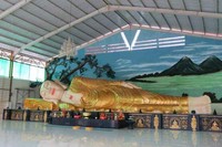 Patung Buddha tidur raksasa ini panjangnya 18 meter dengan tinggi 3 meter! Sungguh tidak menyangka ada patung Buddha tidur sebesar ini tidak jauh dari Jakarta (Fitraya/detikTravel)