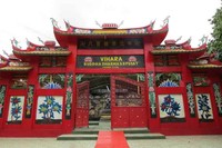 Patung Buddha Tidur ada di Vihara Buddha Dharma & 8 Posat yang beralamat di Kampung Jati RT 02 RW 06, Desa Tonjong, Kecamatan Tajur Halang, Kabupaten Bogor. Vihara ini baru diresmikan 28 April 2012 (Fitraya/detikTravel)
