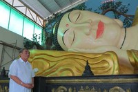 Penasehat Vihara Buddha Dharma, Ade Utju Dhanu, mendapat bisikan dalam meditasi untuk membangun vihara dengan 8 Po Sat, 8 tokoh penting dalam ajaran Buddha, dan juga patung Buddha tidur (Fitraya/detikTravel)