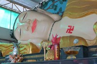 Akhirnya, jadilah patung Buddha yang tidur sambil tersenyum. Di dahinya ada lampu merah menyala sebagai simbol mata batin Buddha. Patung ini dibuat dengan panjang pas 18 meter yang merupakan angka sakral (Fitraya/detikTravel)