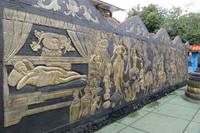 Relief yang menggambarkan kisah hidup Sang Buddha. Sudah ada rombongan wisatawan lokal dari sekolah-sekolah di Jakarta dan Tangerang, juga ada beberapa turis asing yang datang ke tempat ini (Fitraya/detikTravel)