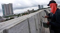 Pekerja menyelesaikan proses akhir pembangunan jalan layang non tol Antasari-Blok M. Menurut Kepala Seksi Simpang Tak Sebidang DPU DKI Jakarta, Heru Suwondo, flyover tersebut mulai beroperasi, Selasa (15/1/2013) mendatang.