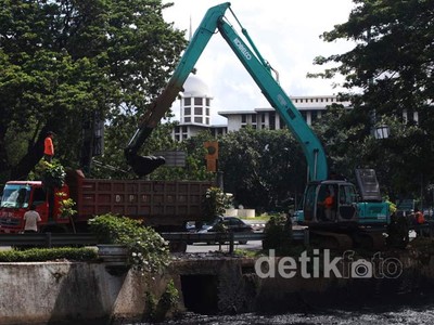 Pengerukan Sungai Ciliwung