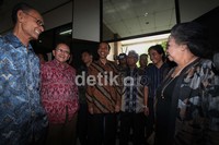 Gubernur DKI Jakarta Joko Widodo mengunjungi kantor Yayasan Lembaga Hukum Indonesia (YLBHI).