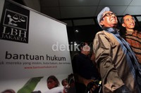 Jokowi juga sempat diajak berkeliling kantor YLBHI dari lantai 1 hingga lantai 4.