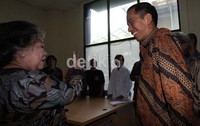 Jokowi berbincang dengan pengacara publik YLBHI.
