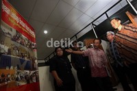 Jokowi juga diperlihatkan foto-foto kegiatan YLBHI.