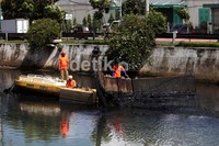 Pengerukan dasar sungai-sungai yang membelah ibukota merupakan salah satu strategi Pemprov DKI guna mengatasi ancaman banjir.