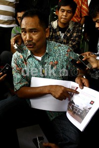 Rizal menunjukkan data-data soal proyek Hambalang. Ramses/detikFoto.