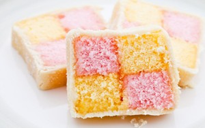 Kotak-kotak Manis Battenberg Cake