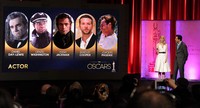 Emma Stone dan Seth MacFarlane saat membacakan nominasi Aktor Terbaik. Kevin Winter/Getty Images.