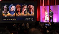 Emma Stone dan Seth MacFarlane membacakan nominasi pada Kamis (10/1/2013). Kevin Winter/Getty Images.
