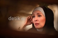 Seru ceritanya. Pemainnya juga pas bawain ceritanya. Saya nonton dan baca bukunya juga, kayaknya saya juga jatuh cinta sama tokoh Edward Cullen di film tersebut, ujarnya.