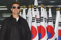 Tom Cruise saat tiba di bandara Kimhae, Busan, Korea Selatan. Chung Sung-Jun/Getty Images for Paramount Pictures.