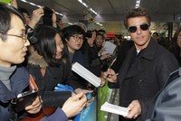 Ia pun sempat menyapa para penggemarnya yang sudah menunggunya di bandara. Chung Sung-Jun/Getty Images for Paramount Pictures.
