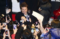 Ayah dari Suri Cruise itu terlihat sangat ramah pada penggemarnya saat mempromosikan film 'Jack Reacher' di Busan. REUTERS/Ha Kyung-min/Newsis.