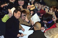 Beruntungnya penggemar yang dapat berfoto dengan Tom Cruise! REUTERS/Ha Kyung-min/Newsis.